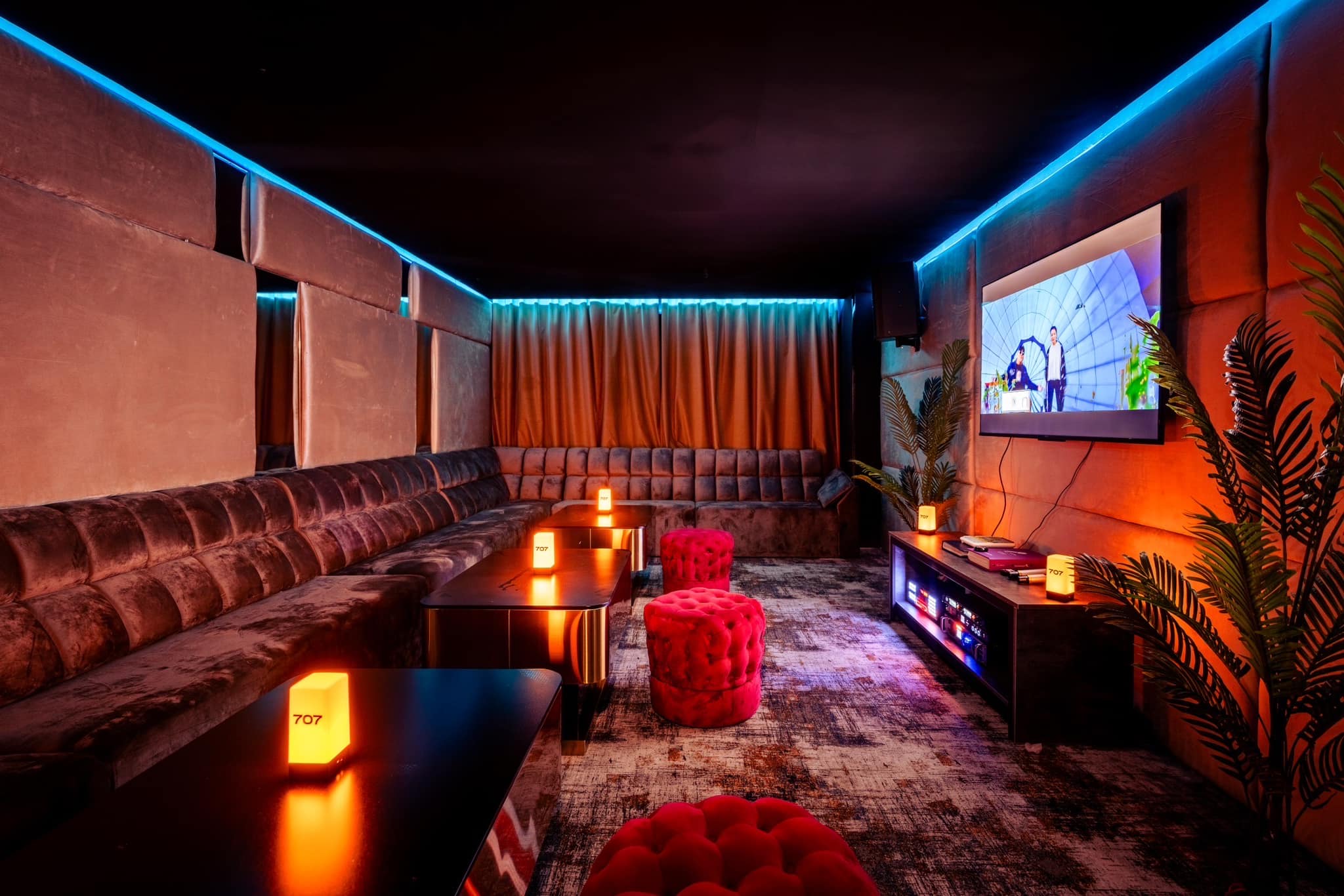 707 Red Room